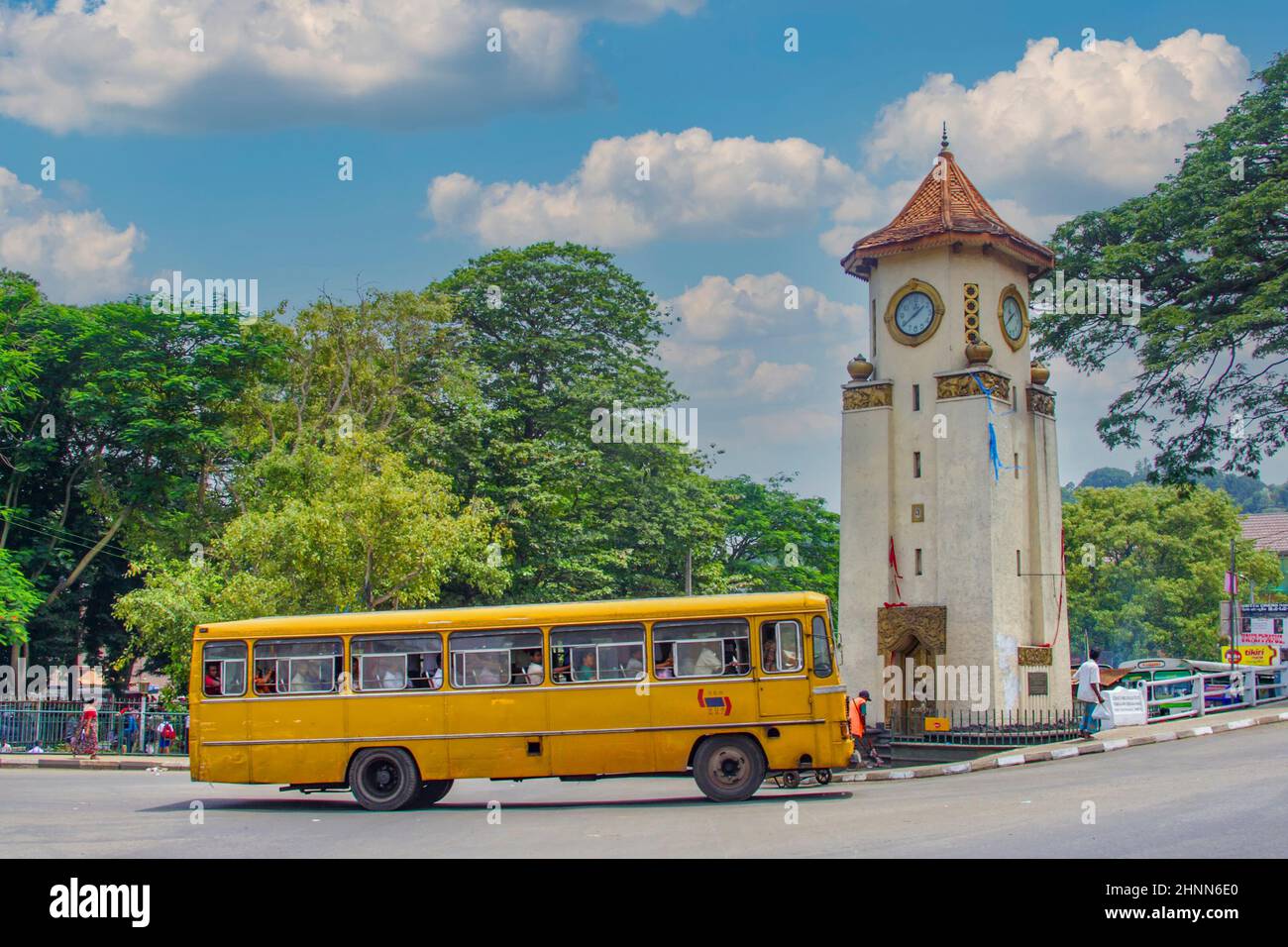Traffico cittadino, rotatoria della torre dell'orologio e stazione di polizia nel centro di Kandy, vicino al tempio del dente Buddha Dalada Maligawa Foto Stock