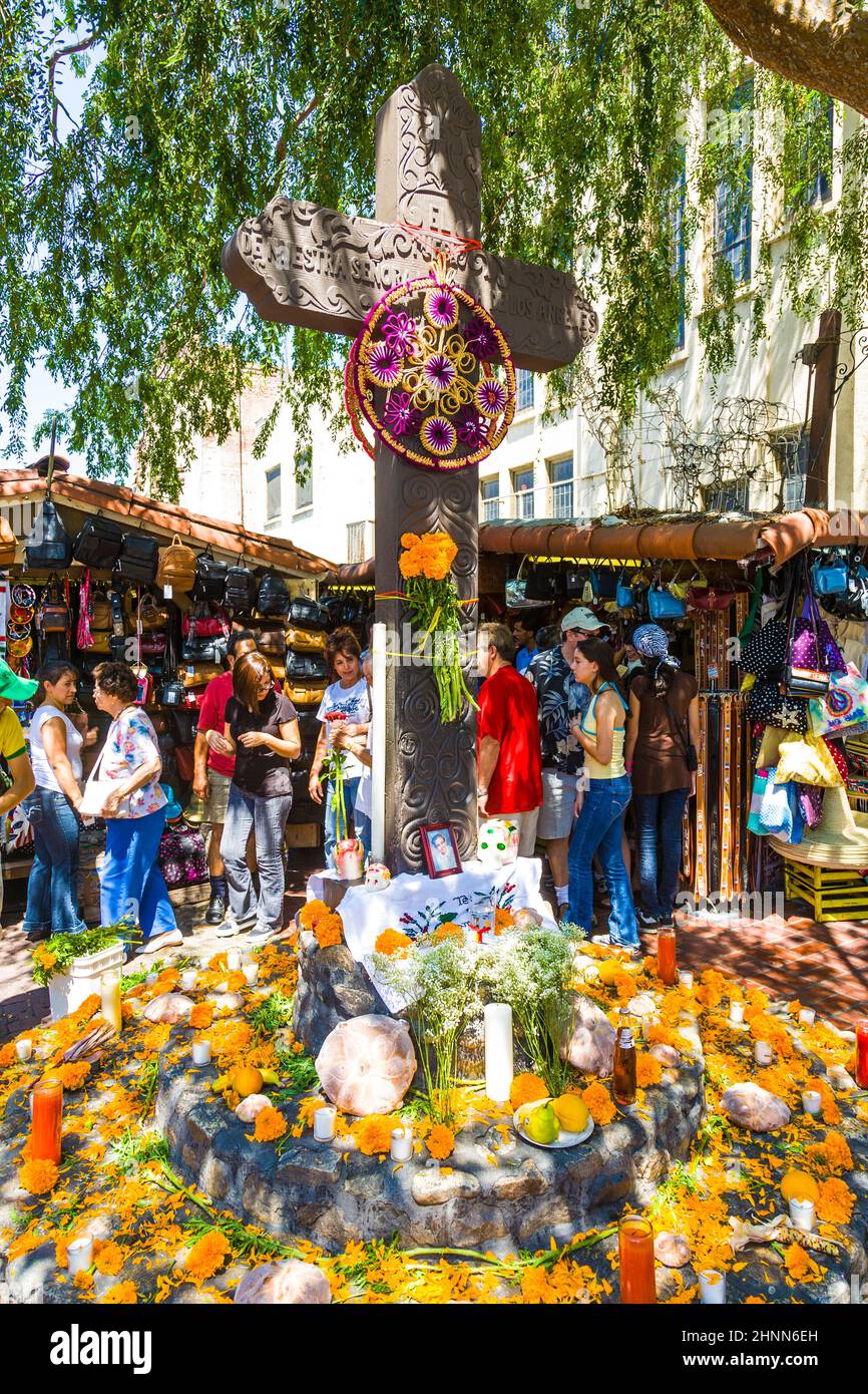 Crocifisso a Nuestra Seniora de los Angeles per ricordare i morti in Olvera Street, la parte più antica del centro di Los Angeles Foto Stock