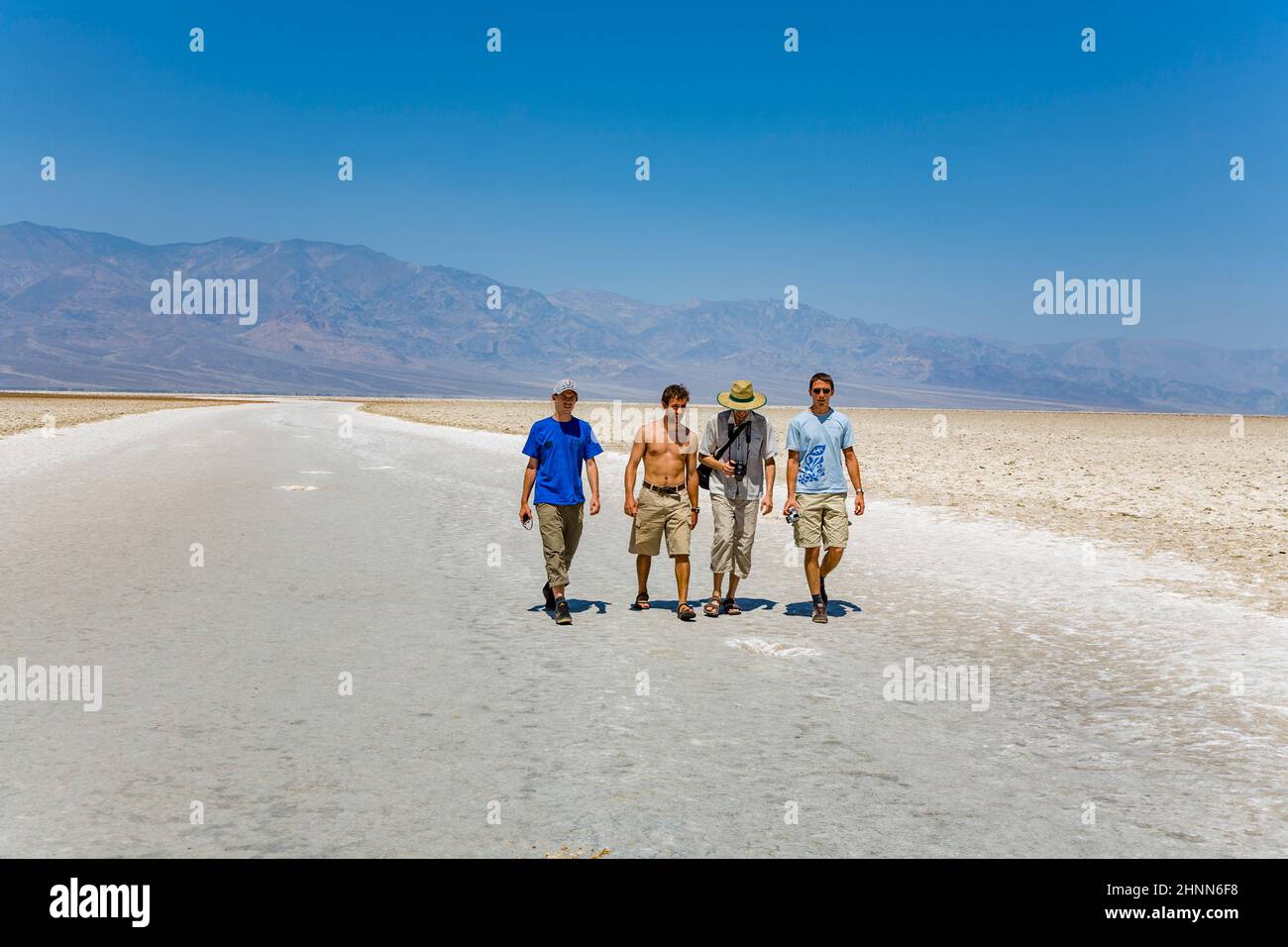 I turisti visitano il mare di sale secco a badwater nella valle della morte, il punto più profondo della terra negli Stati Uniti. Foto Stock