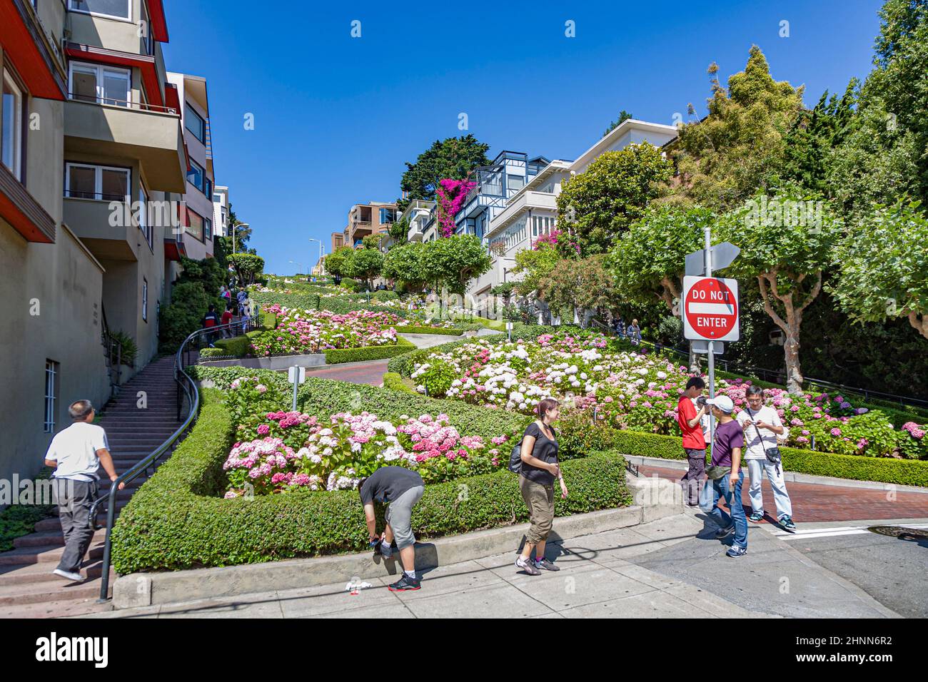 La gente visita la strada longobarda a San Francisco. È noto per la sezione sulla collina russa tra Hyde e Leavenworth, in cui la strada ha otto curve Foto Stock