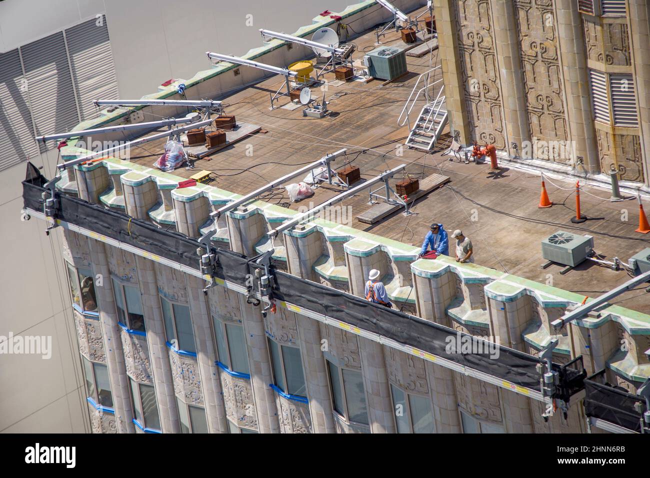 Il lavoro dei lavoratori alla piattaforma di un grattacielo a San Francisco, USA. La città è il luogo di oltre 410 alti-aumenti, 44 di cui si levano più alto di 400 piedi Foto Stock