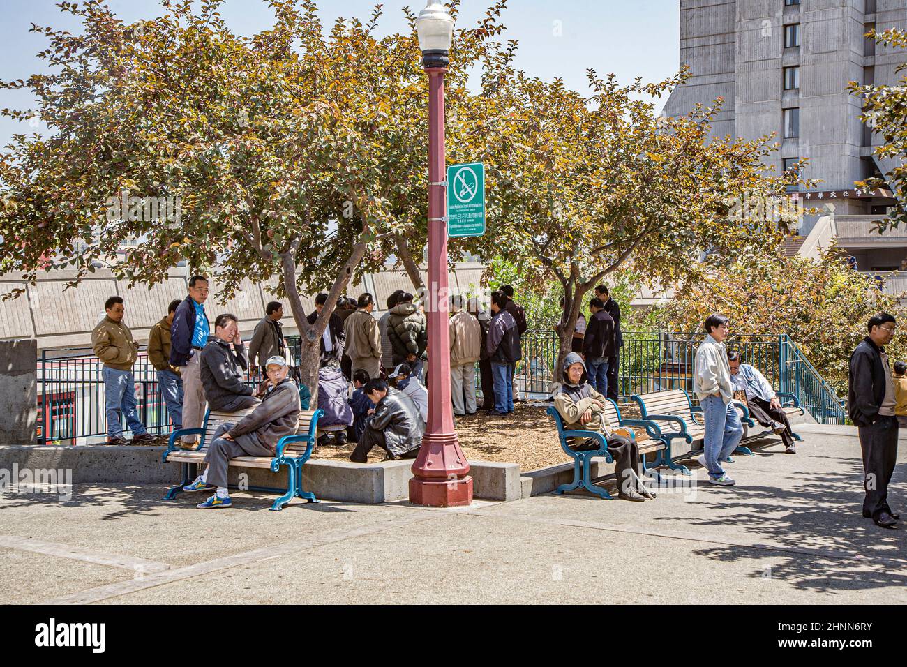 Gli uomini cinesi riposano a mezzogiorno in un parco a Chinatown, San Francisco. San Francisco Chinatown è la più grande Chinatown al di fuori dell'Asia Foto Stock