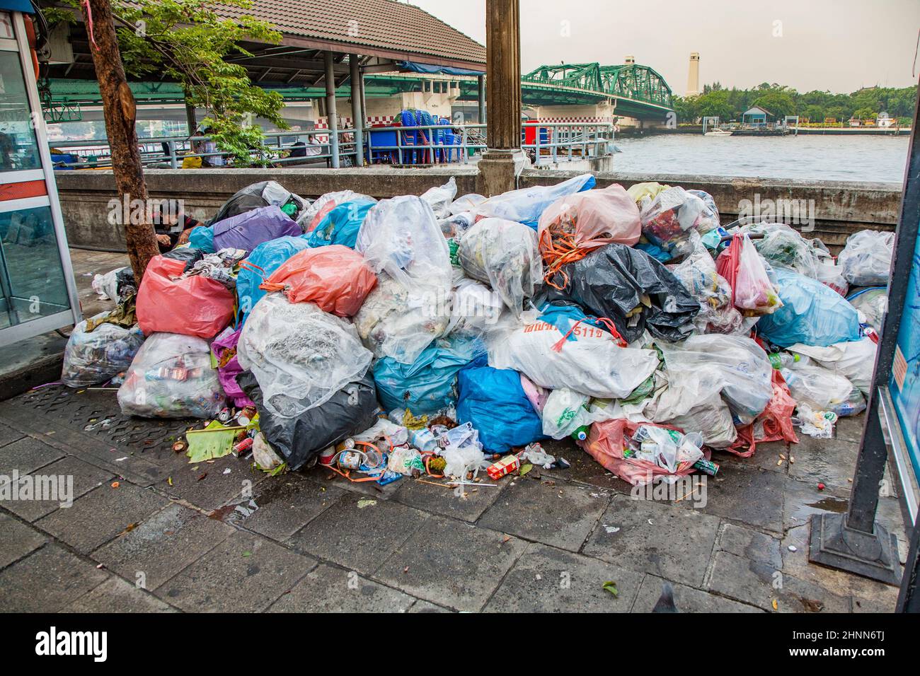 Sacchi con immondizia messi in strada per la spazzatura poposal a Bangkok Foto Stock