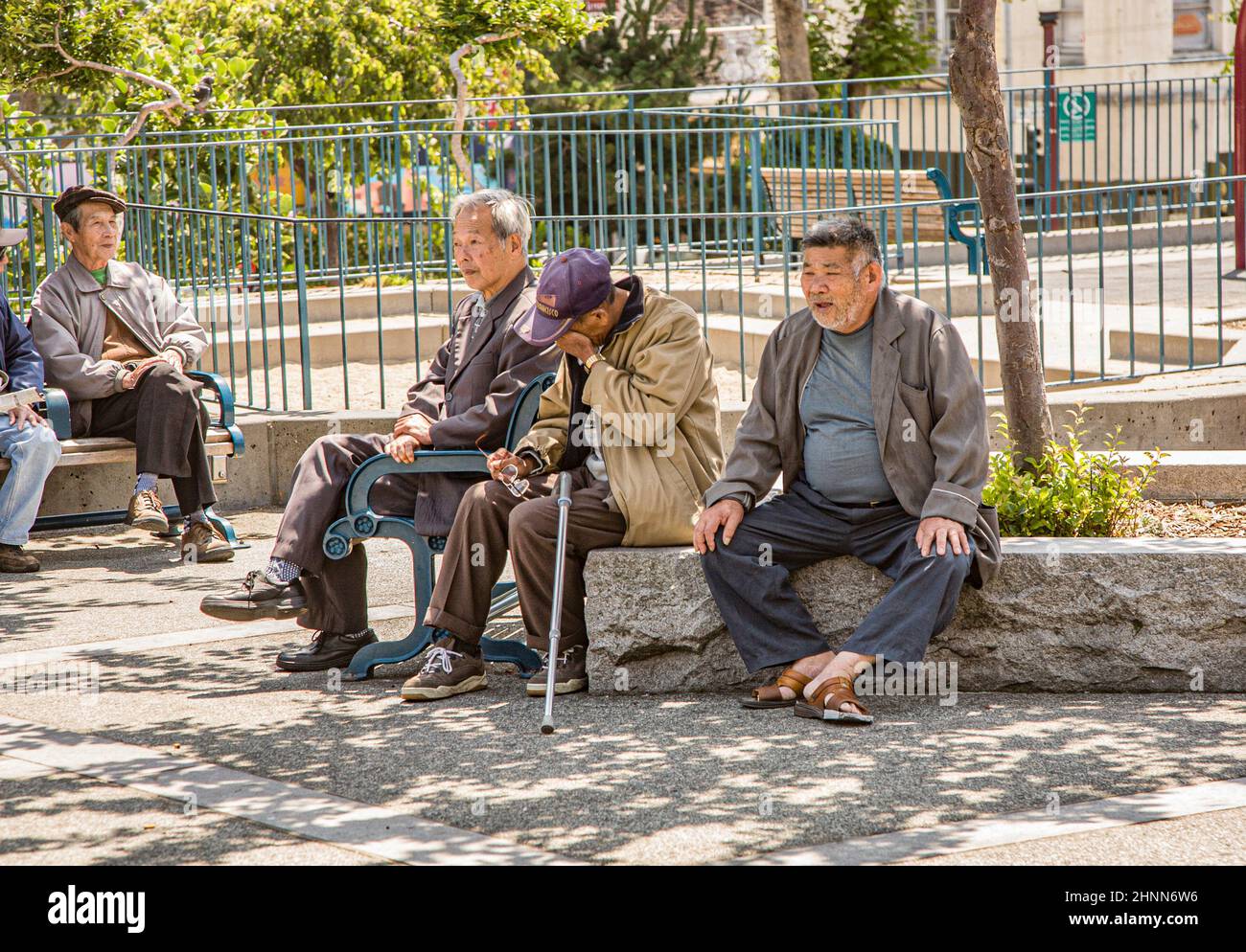 Gli uomini cinesi riposano a mezzogiorno in un parco a Chinatown, San Francisco. San Francisco Chinatown è la più grande Chinatown al di fuori dell'Asia Foto Stock