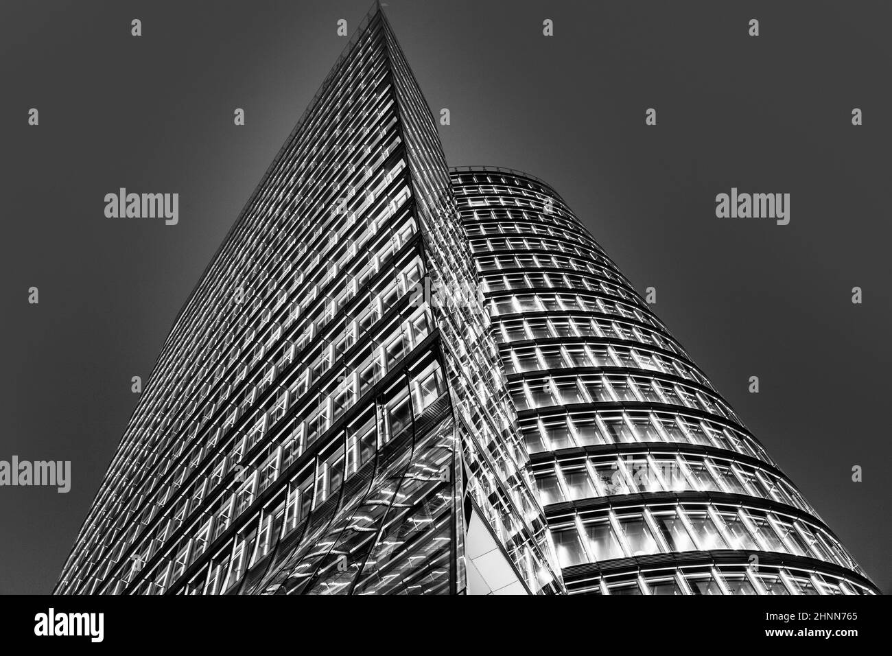 Facciata della torre uniqa a Vienna di notte Foto Stock