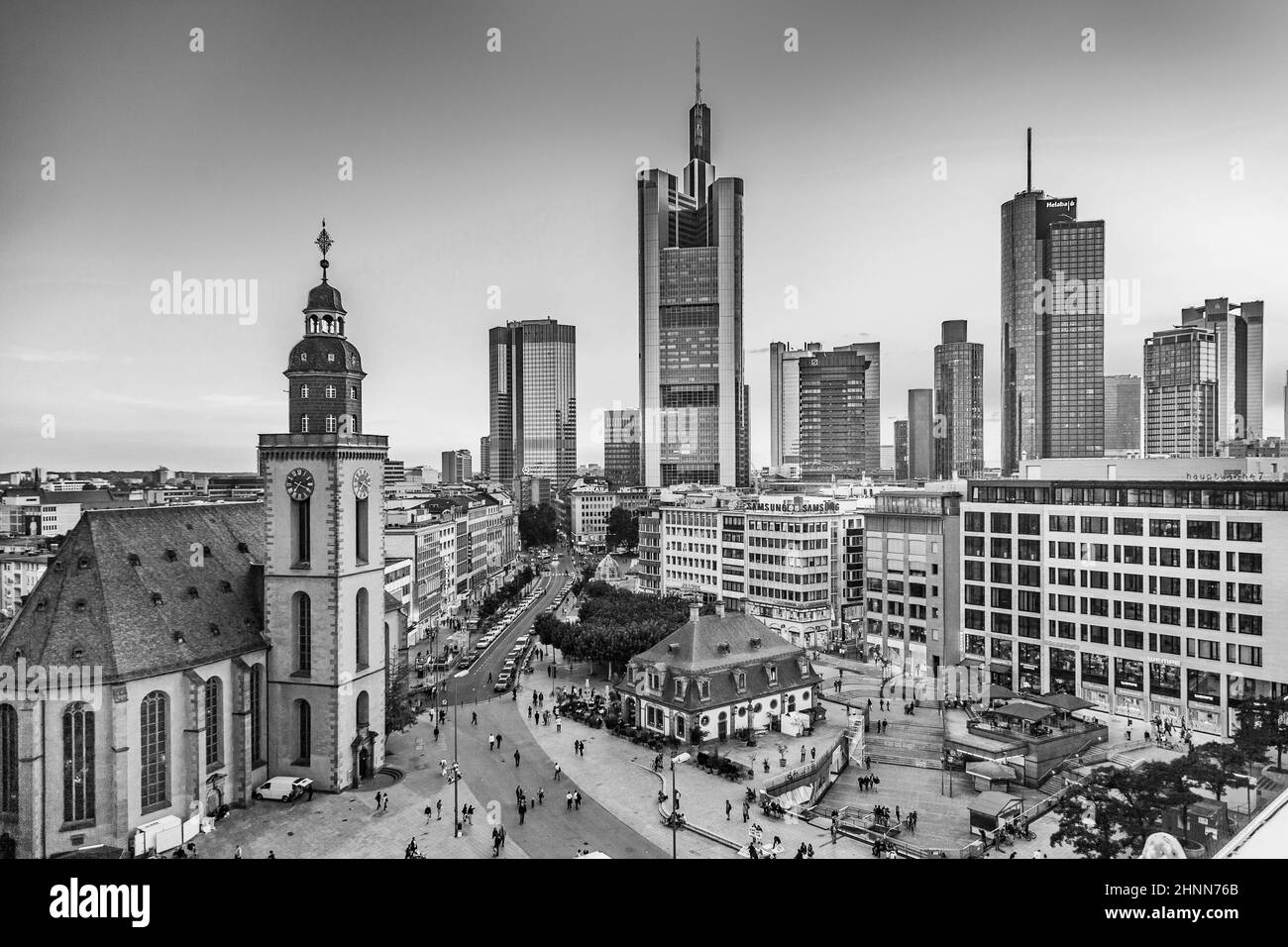 Vista sullo skyline di Francoforte con Hauptwache e grattacielo al mattino presto Foto Stock