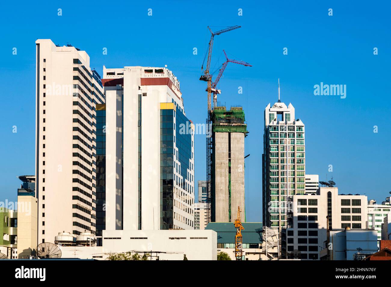 Nuovi grattacieli costruiti alla periferia di Bangkok sono necessari per trovare spazio abitativo per tutte le persone Foto Stock