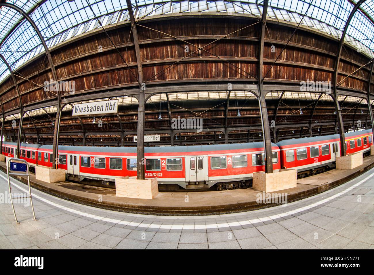 Stazione ferroviaria classicistica di Wiesbaden con treni Foto Stock