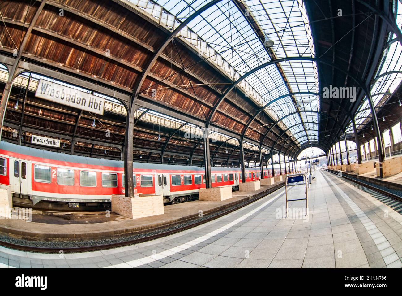 Stazione ferroviaria classicistica di Wiesbaden con treni Foto Stock