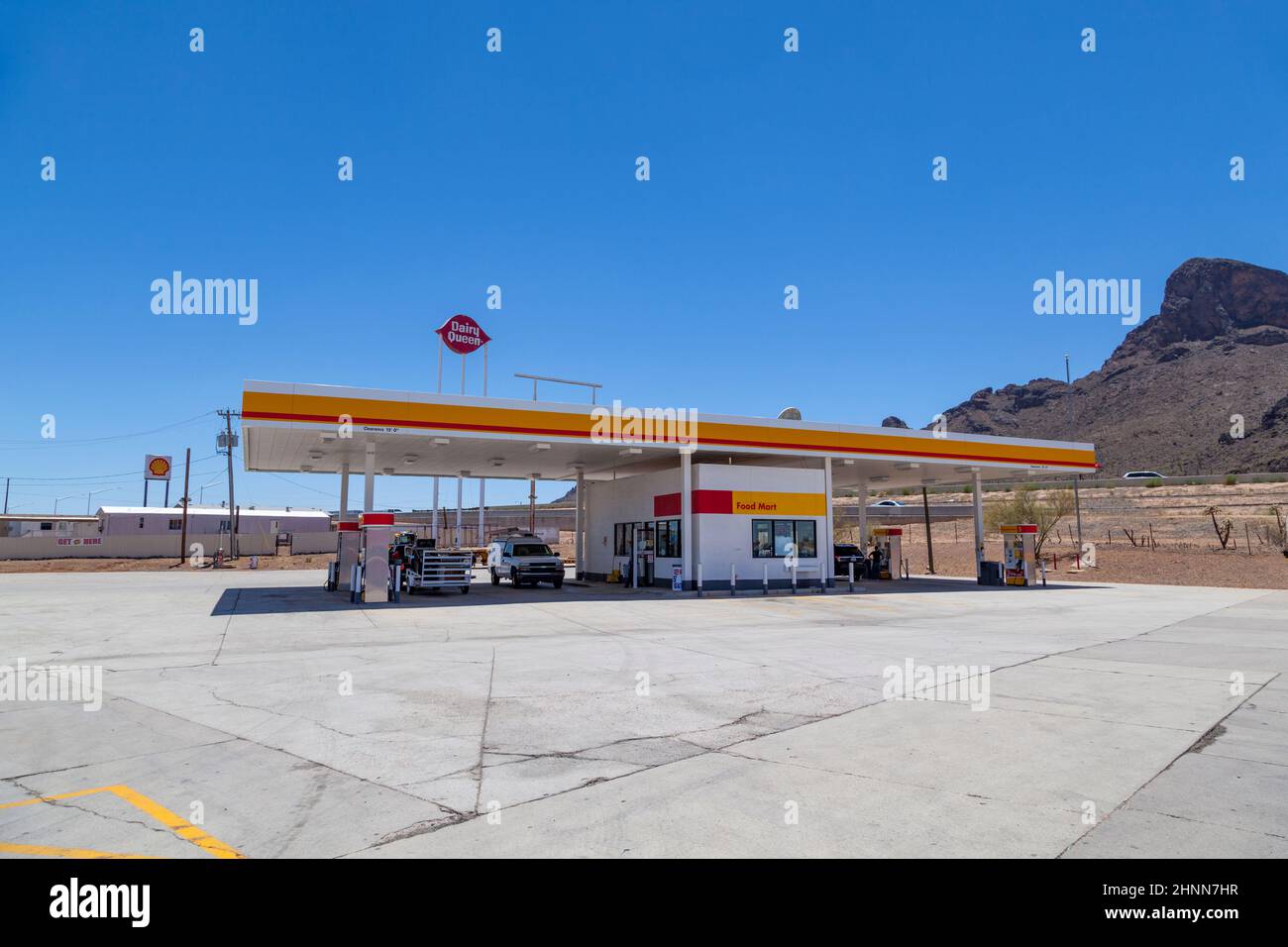 Distributore di benzina con fstfood bar nel deserto in Arizona Foto Stock