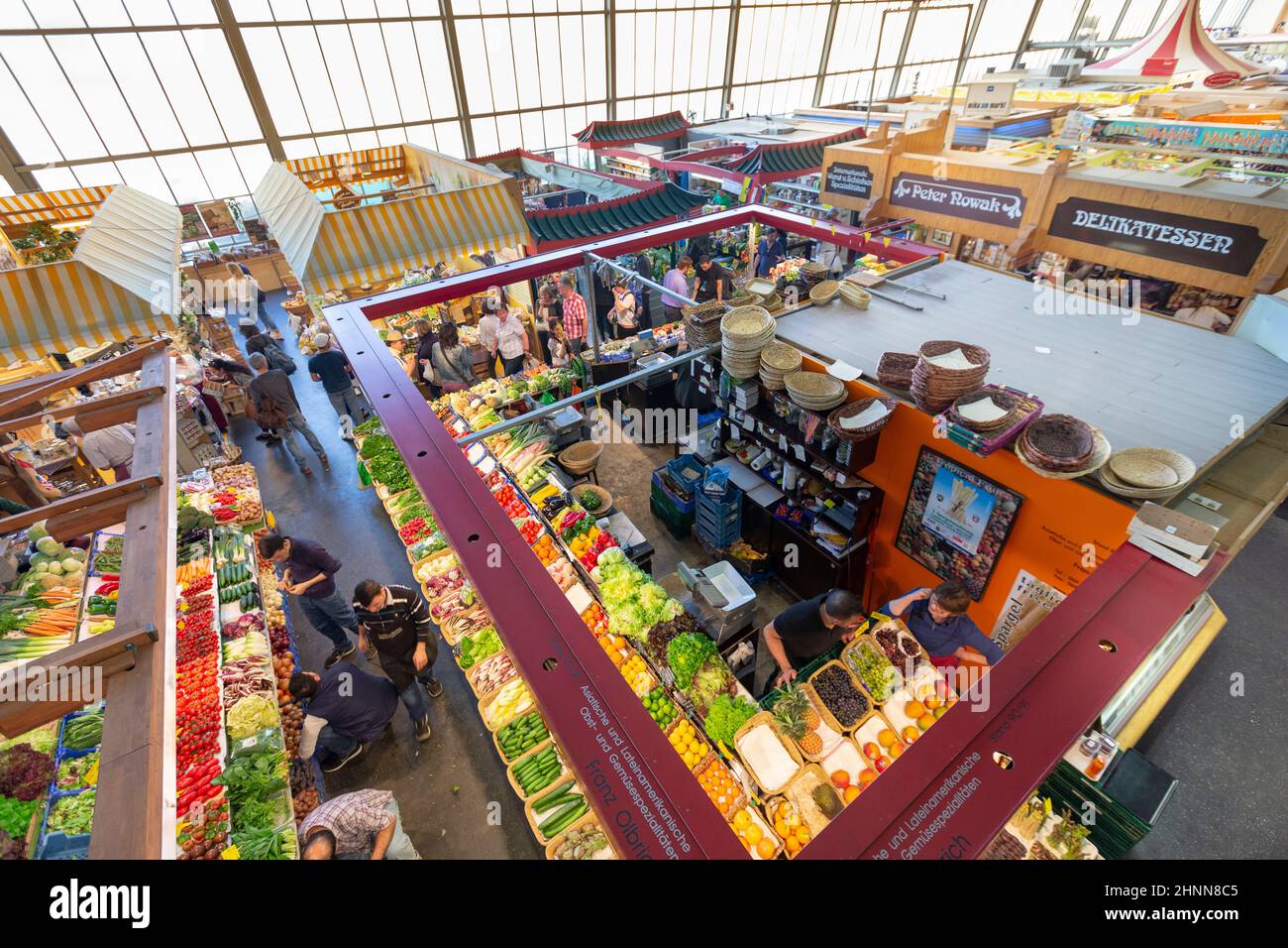 Vista sul Kleinmarkthalle, un tradizionale mercato coperto che vende frutta, verdura e frutti di mare a Hasengasse a Francoforte, in Germania Foto Stock