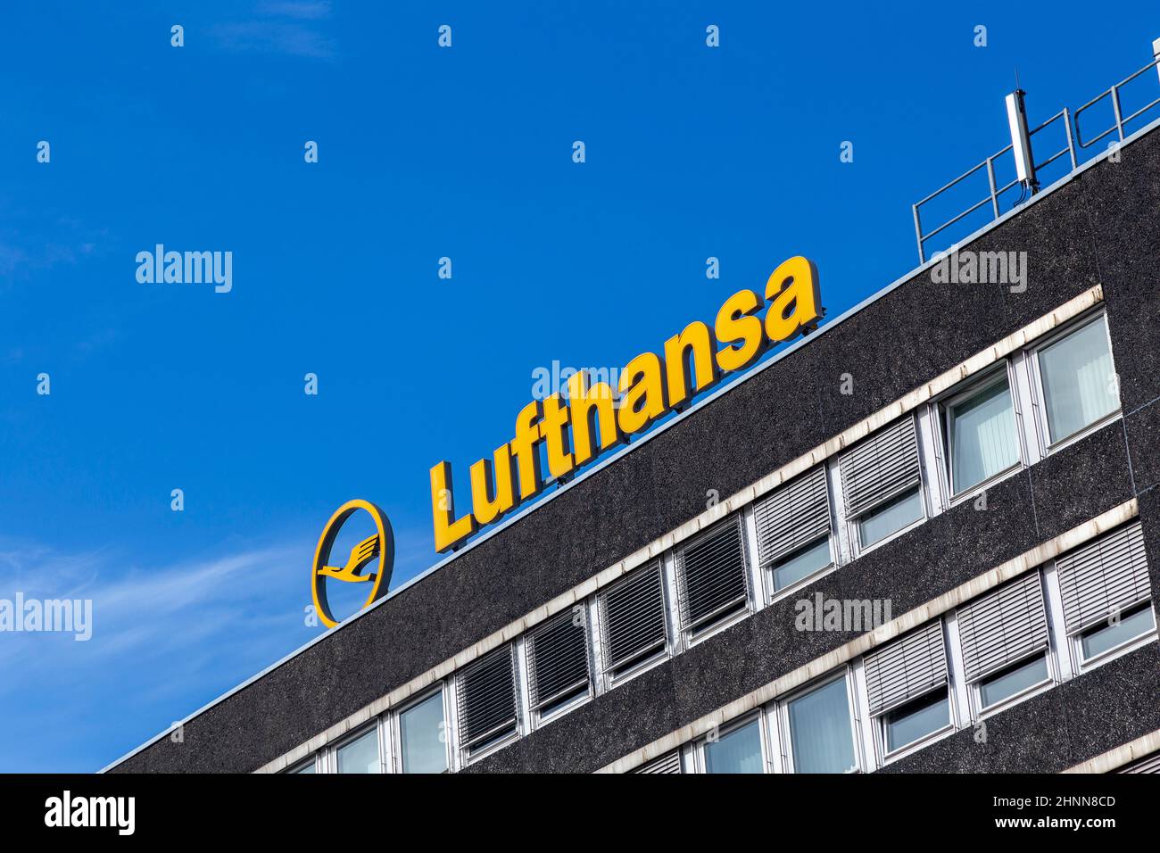 Facciata dell'edificio Lufthansa Technik di Amburgo con il Log Lufthansa Foto Stock
