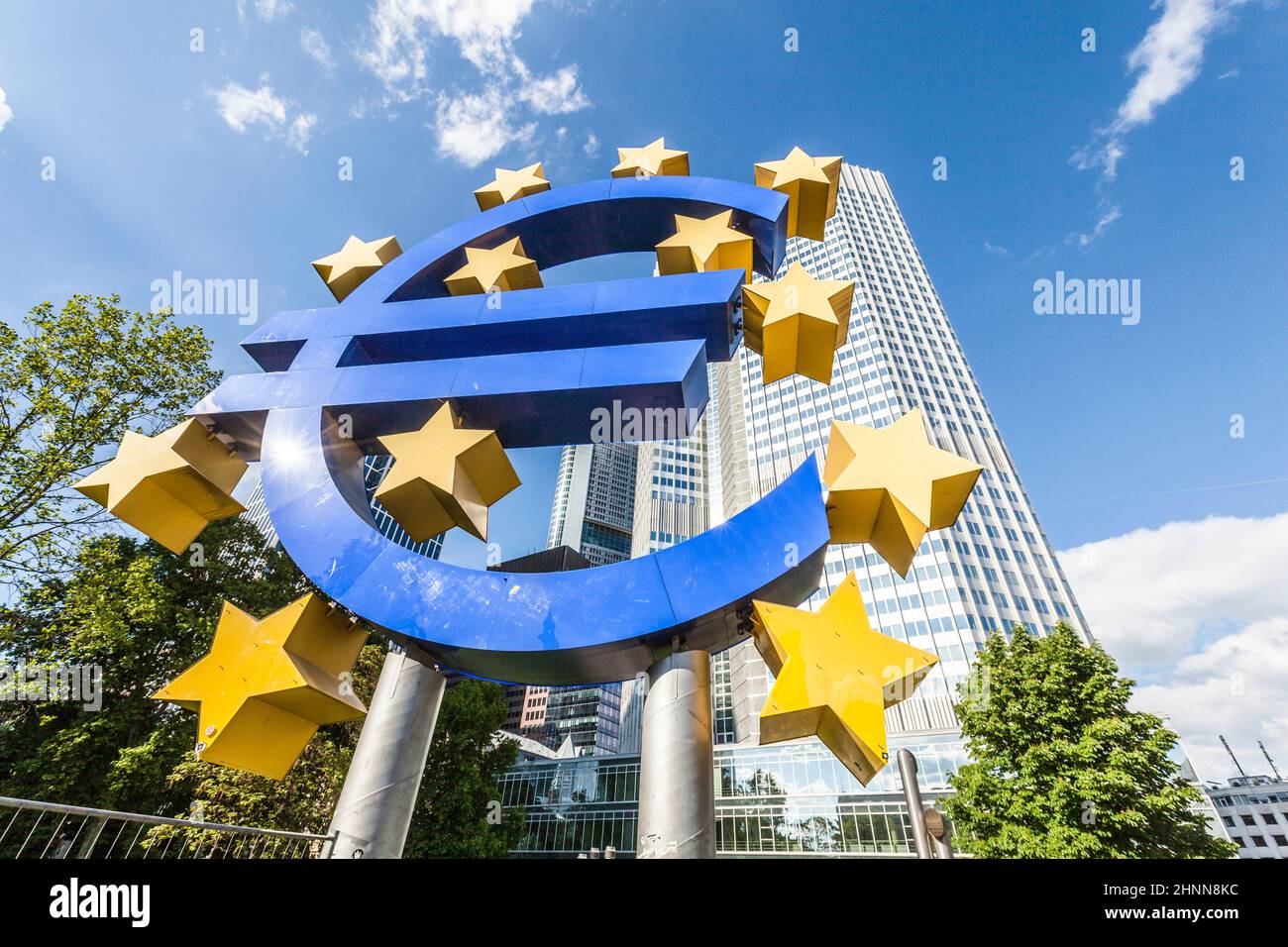 Famoso simbolo dell'euro a Francoforte sul meno Foto Stock
