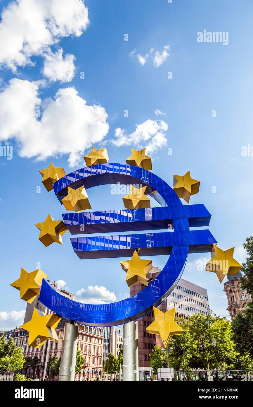Famoso simbolo dell'euro a Francoforte sul meno Foto Stock