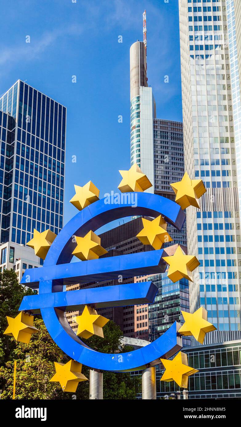 Famoso simbolo dell'euro a Francoforte sul meno Foto Stock