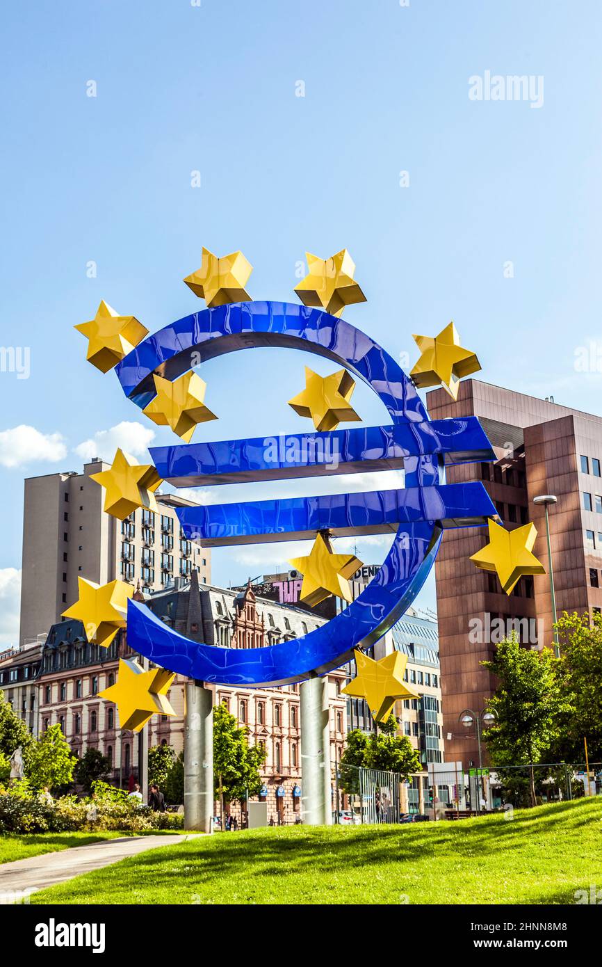 Famoso simbolo dell'euro a Francoforte sul meno Foto Stock
