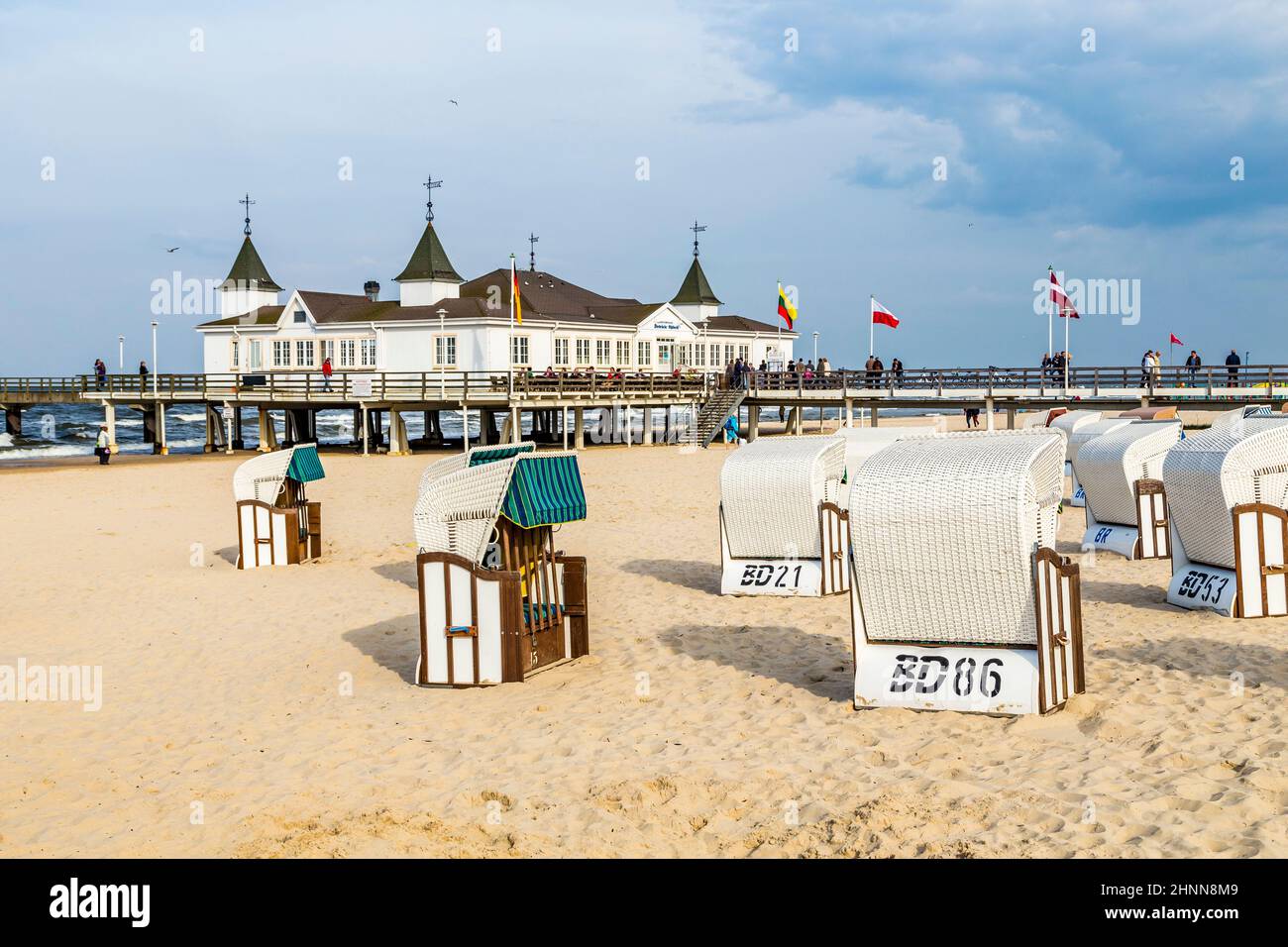 Molo e spiaggia di Ahlbeck sul mar baltico sull'isola di Usedom Foto Stock