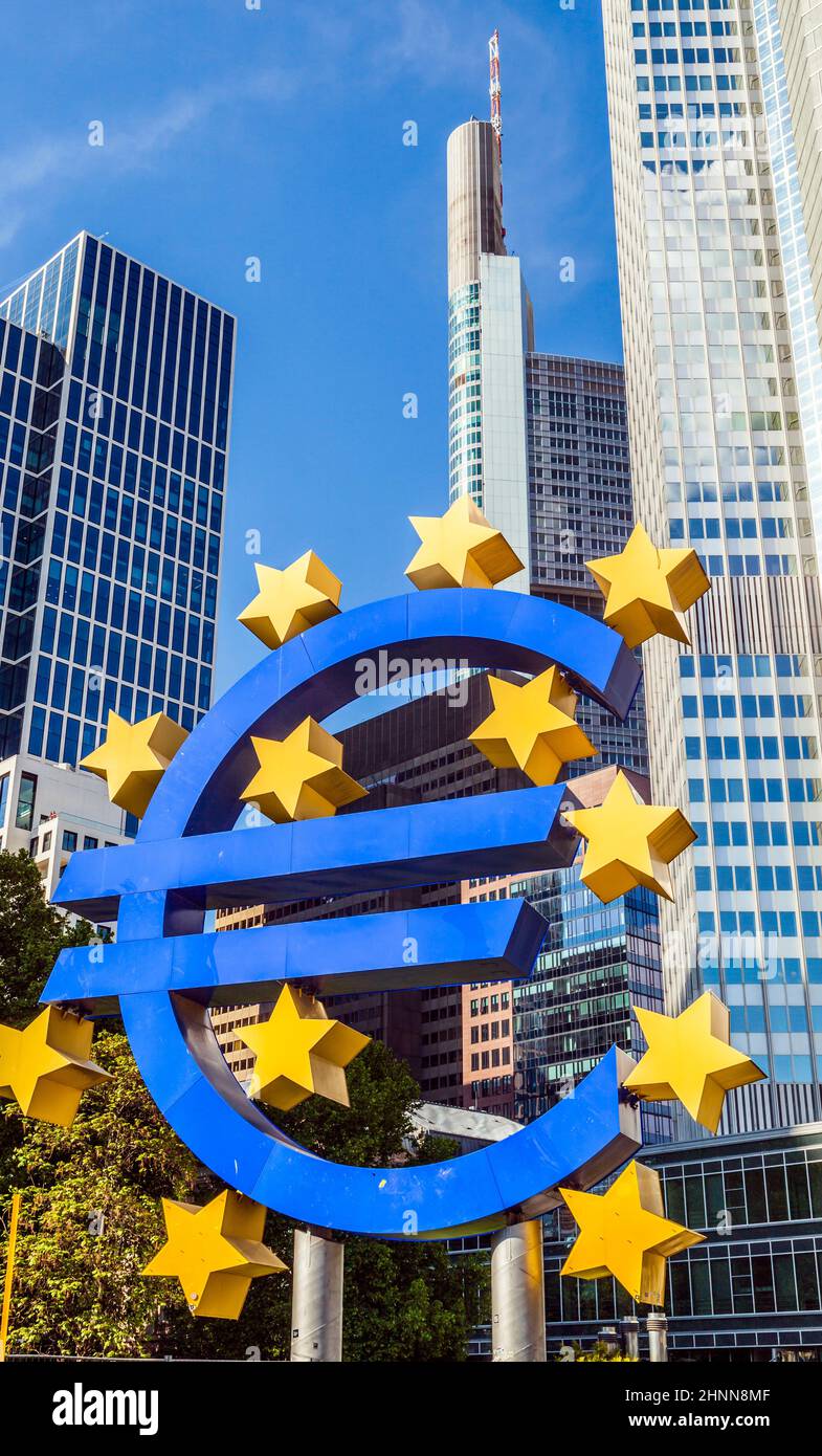 Famoso simbolo dell'euro a Francoforte sul meno Foto Stock