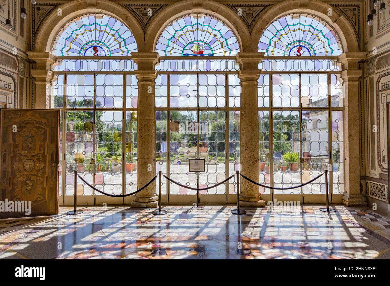 Visita della villa Vizcaya a Miami. Il Vizcaya Museum and Gardens è una tenuta di 1916 proprietà sul lungomare con 32 camere decorate e 10 acri di giardini formali. Foto Stock