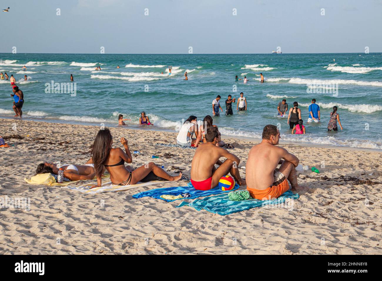 La gente gode della famosa spiaggia sud di Miami Beach e si rilassa al sole nel pomeriggio Foto Stock