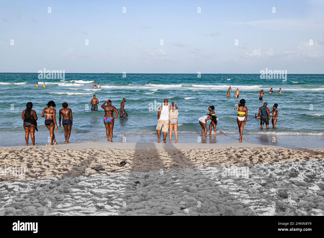 Le persone godono il tramonto a South Beach a Miami Beach Foto Stock