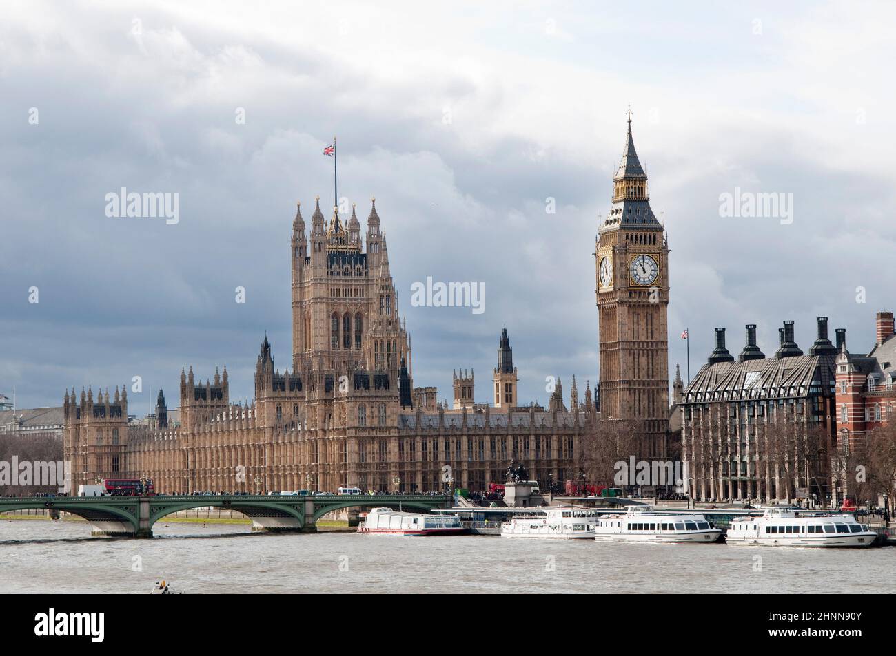 Magnifica vista del Parlamento e del grande ben, dal lato opposto del fiume. Londra, Regno Unito Foto Stock