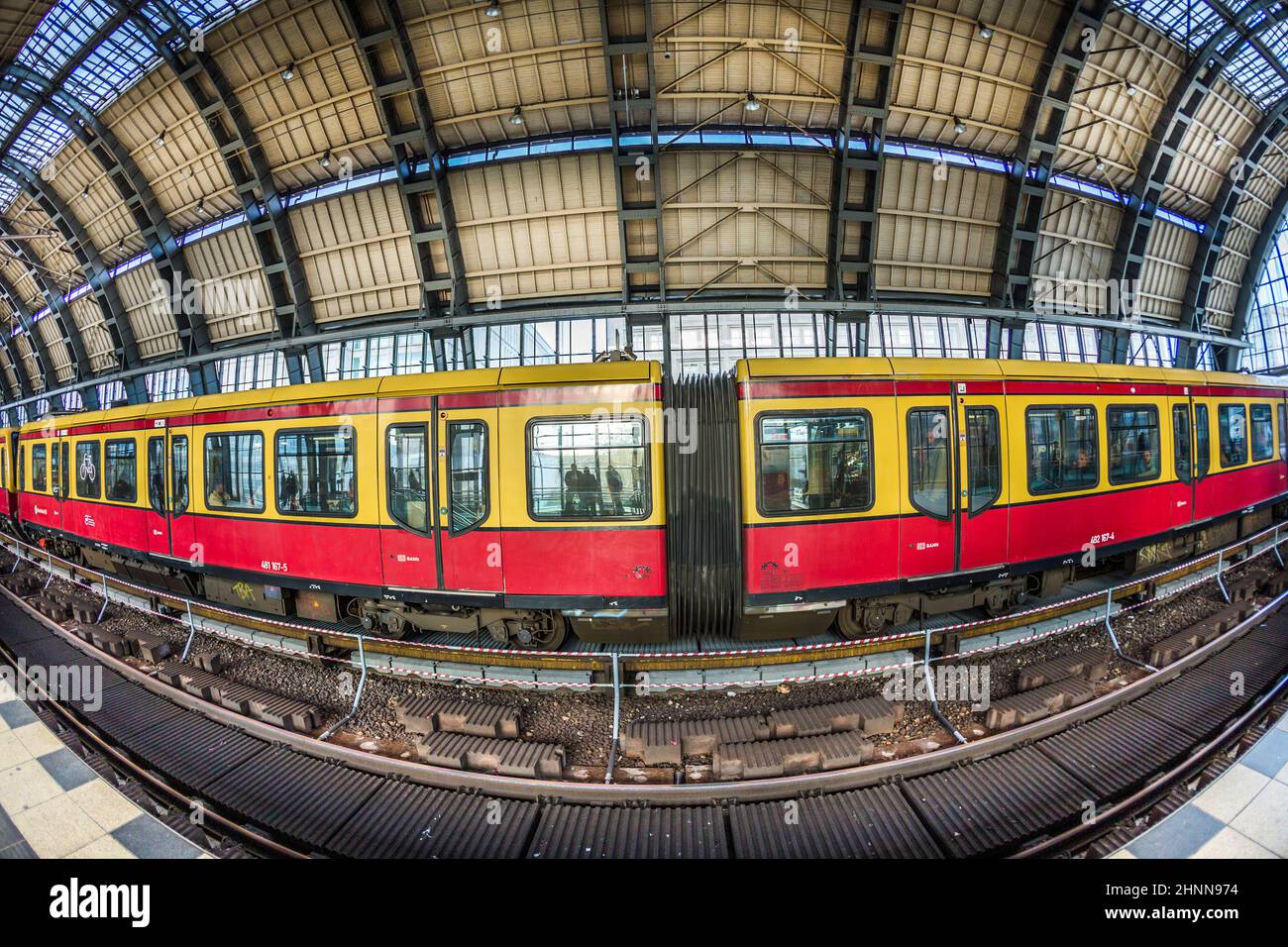 La gente viaggia alla stazione della metropolitana Alexanderplatz di Berlino Foto Stock