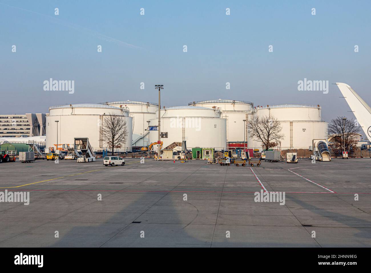 serbatoi di carburante all'aeroporto internazionale di francoforte con benzina per aerei Foto Stock