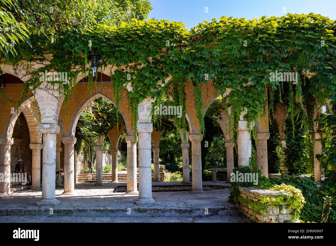 Balchik, Bulgaria-16 agosto 2021: Bella foto del giardino del castello della Regina Maria a Balchik, Bulgaria durante il giorno Foto Stock