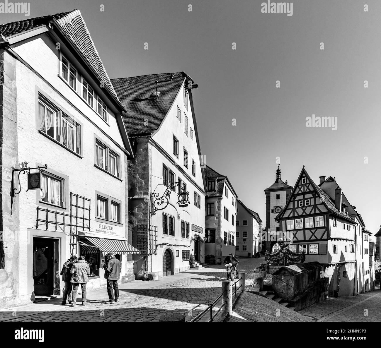 Persone nella vecchia strada di pietra a Rothenburg ob der Tauber Foto Stock