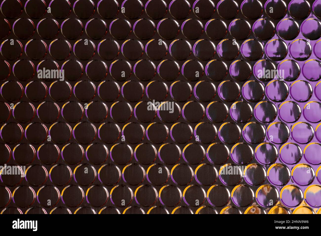 Astratto moderno futuristico alla moda cerchi d'argento pattern sfondo con riflessi viola. Giallo, rosso Foto Stock