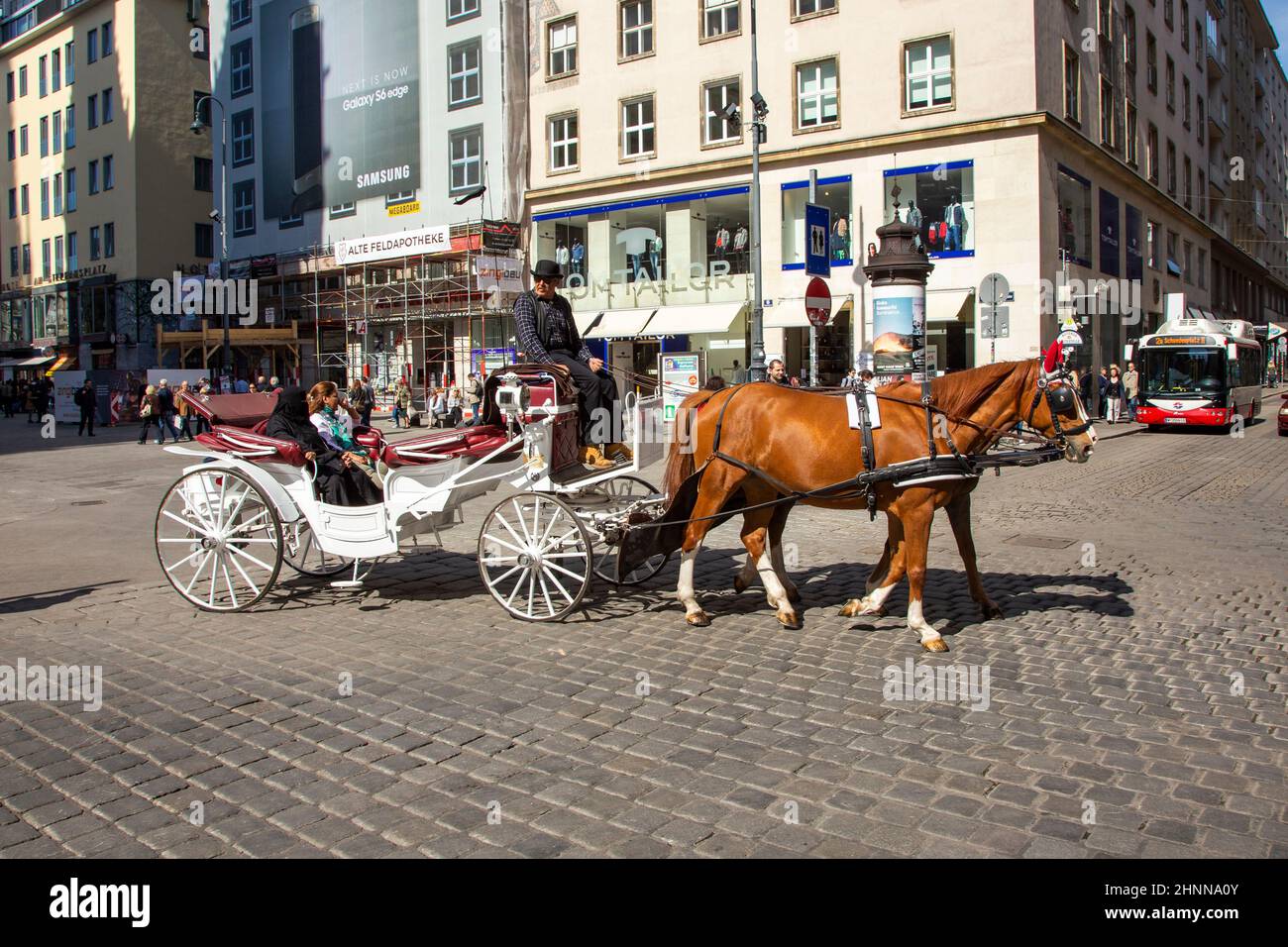 I turisti amano la carrozza trainata da cavalli o il Fiaker Foto Stock