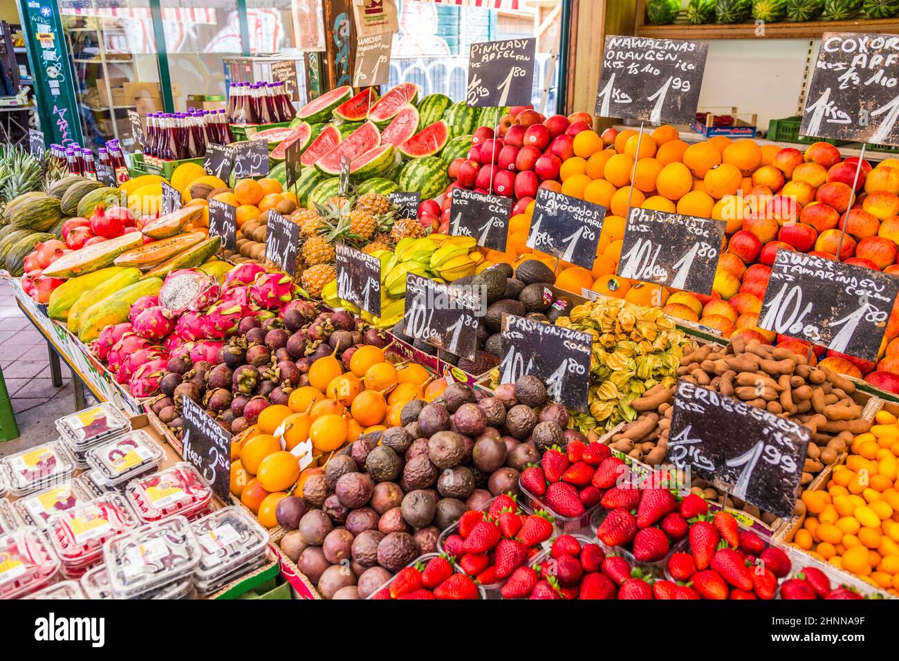 Dal 16th secolo in Austria la gente è venuta al Naschmarkt ottenere per godere i molti prodotti differenti dal produttore locale. Vendono verdure, dolci e qualsiasi tipo di cibo Foto Stock