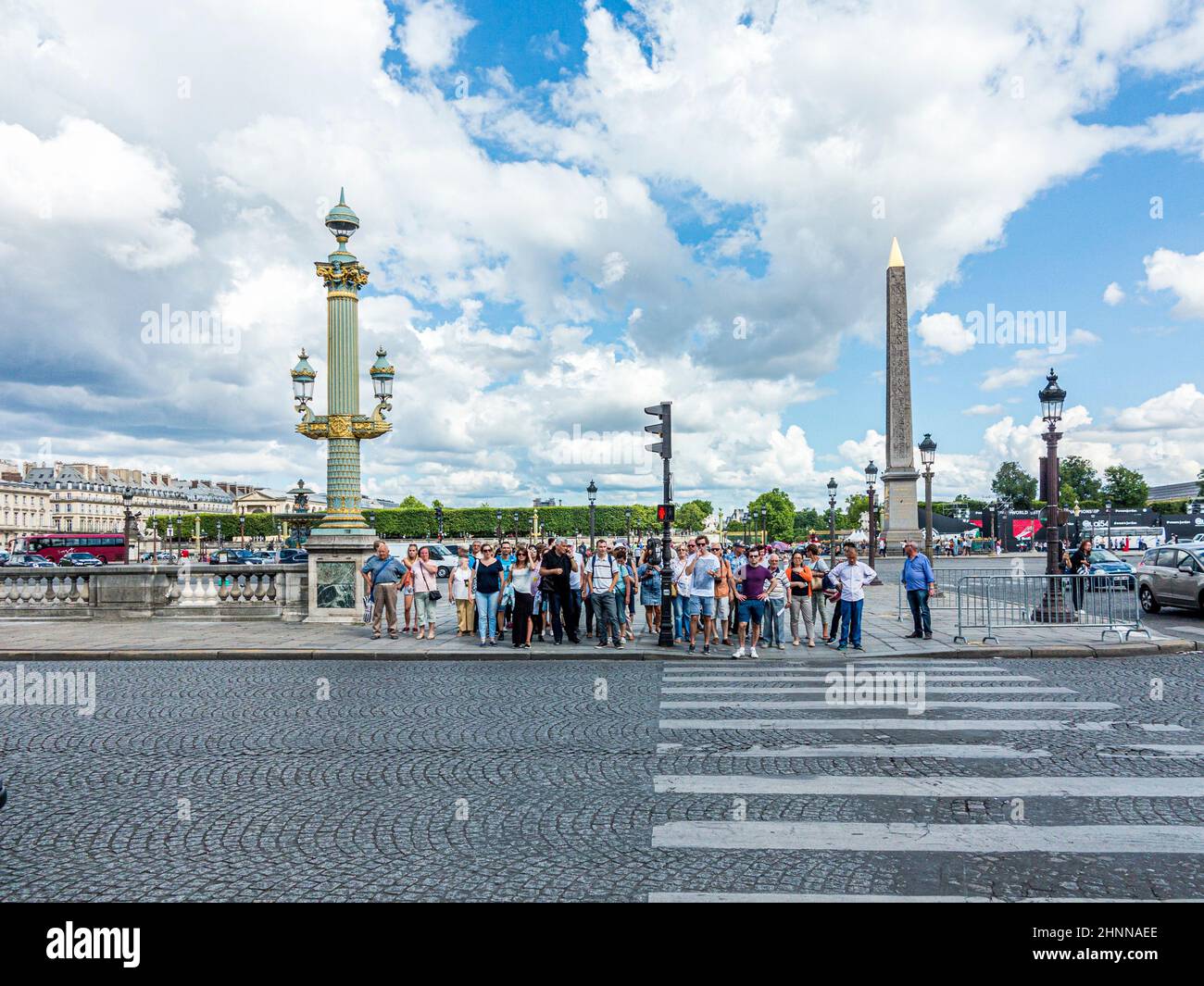 La gente attraversa la strada ad un semaforo per i pedoni a Place de la concorde nel cuore di Parigi. Agli Champs d´Elysees Foto Stock