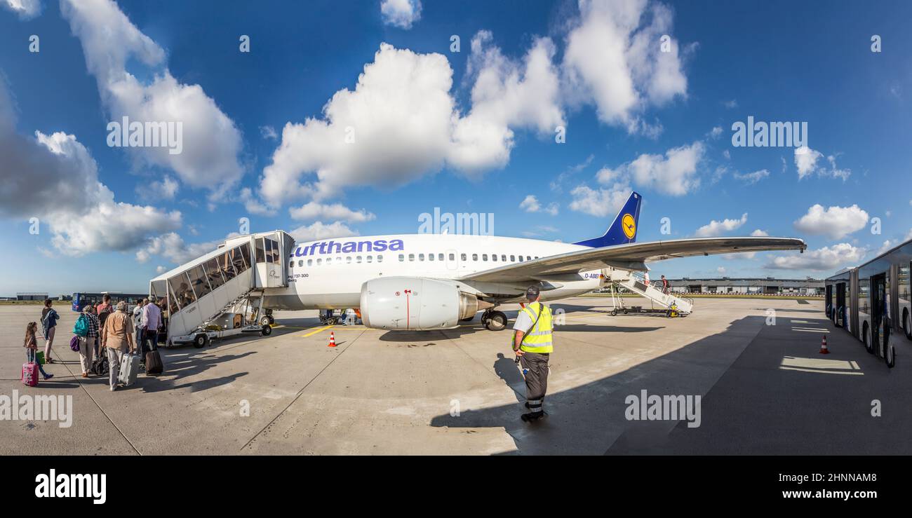 Imbarco in aereo Lufthansa Jet all'aeroporto di Francoforte Foto Stock