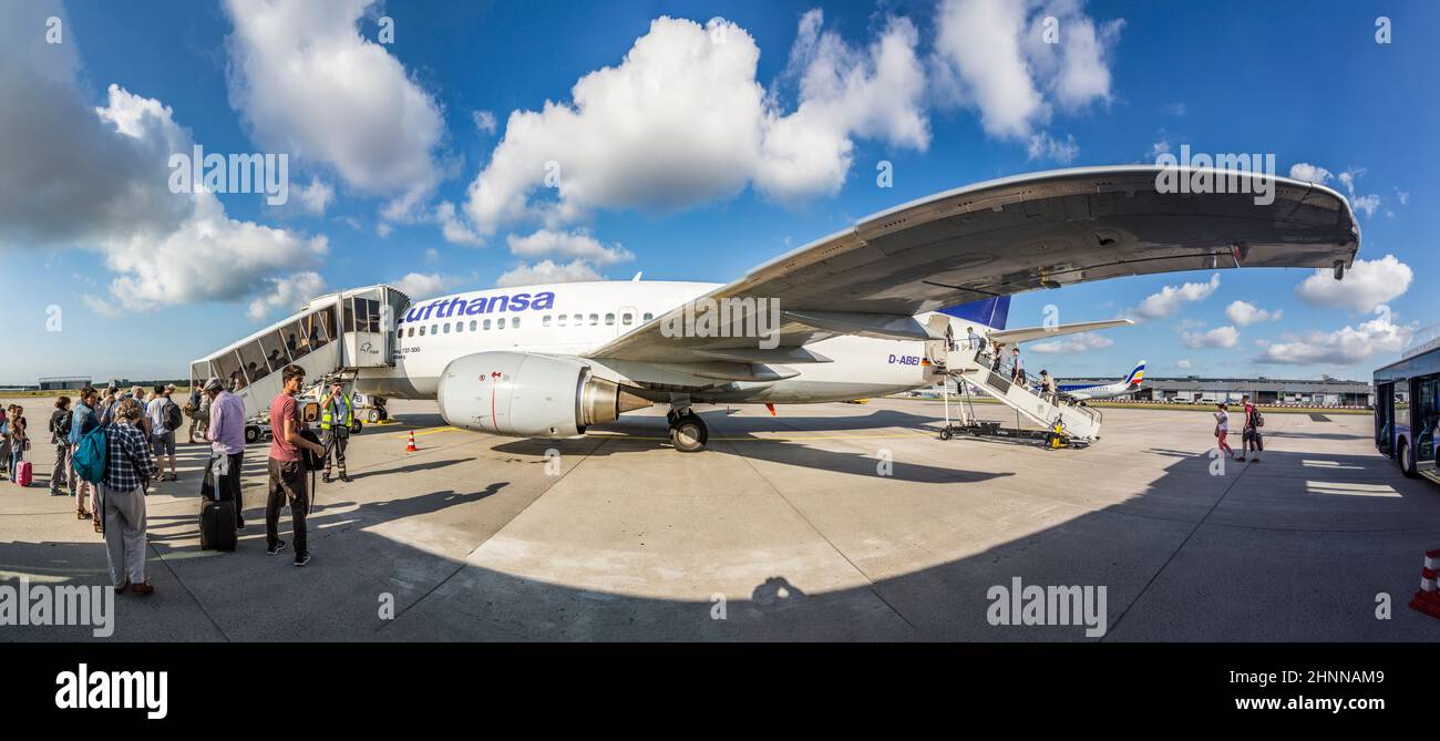 Imbarco in aereo Lufthansa Jet all'aeroporto di Francoforte Foto Stock