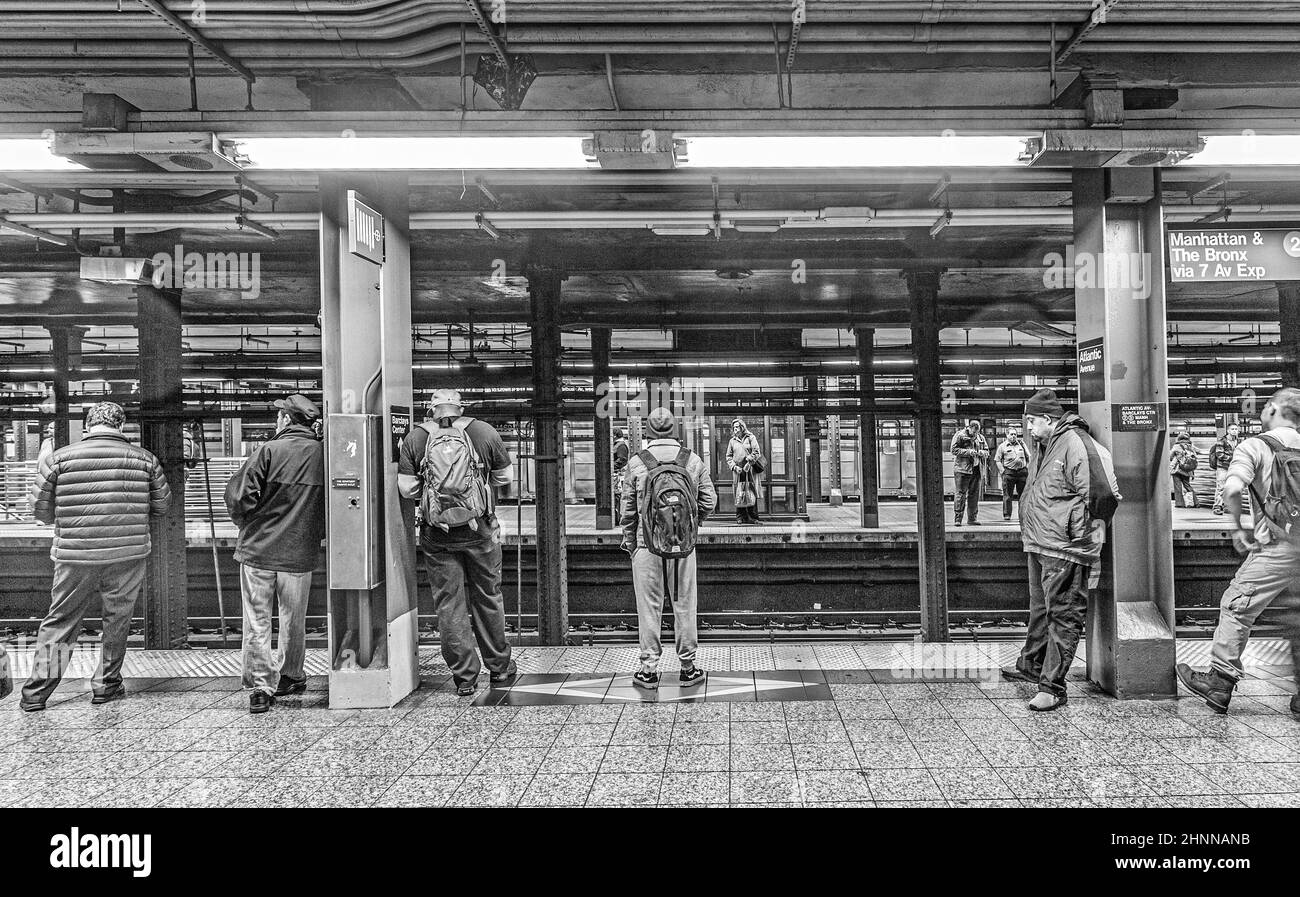 La gente aspetta alla stazione della metropolitana Wall Street a New York Foto Stock