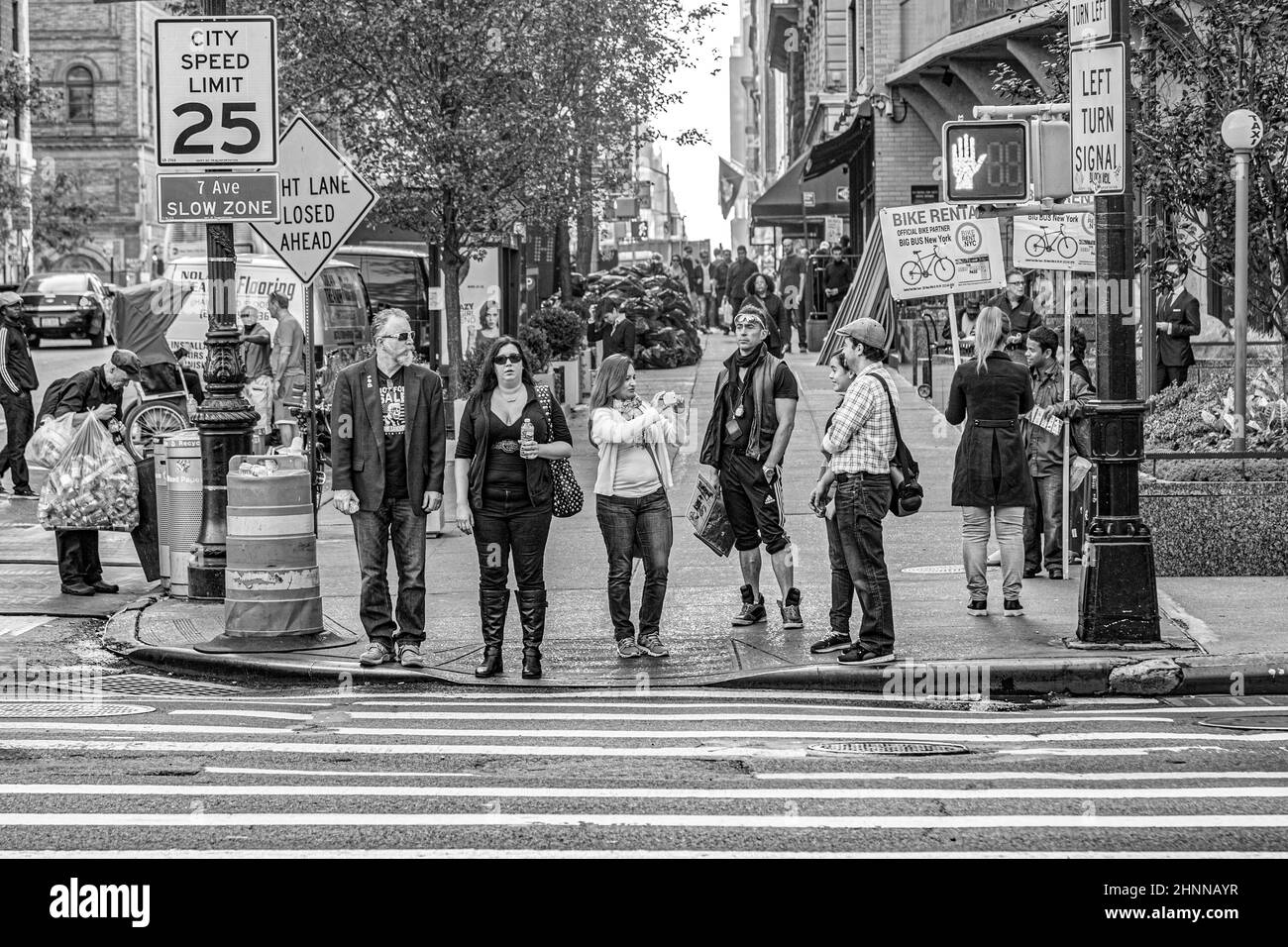 La gente a New York aspetta il semaforo verde per attraversare la strada Foto Stock