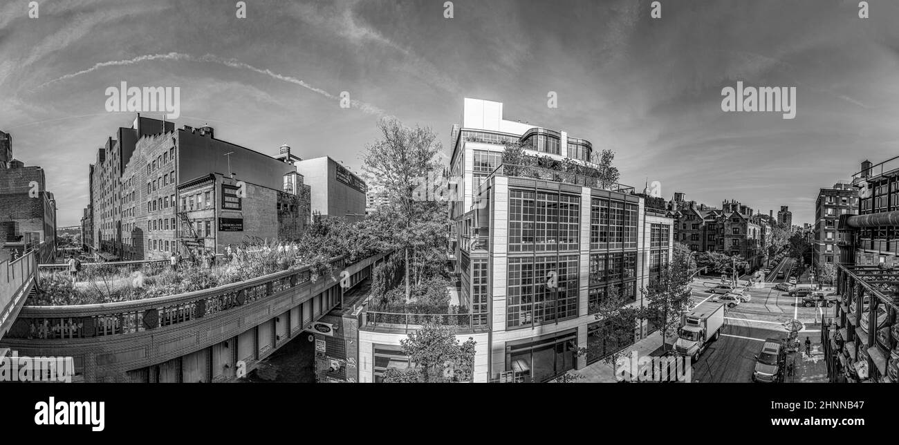 Skyline di New York visto dal basso West Side High Line Trail con tipici edifici in mattoni rossi e appartamenti moderni. Foto Stock