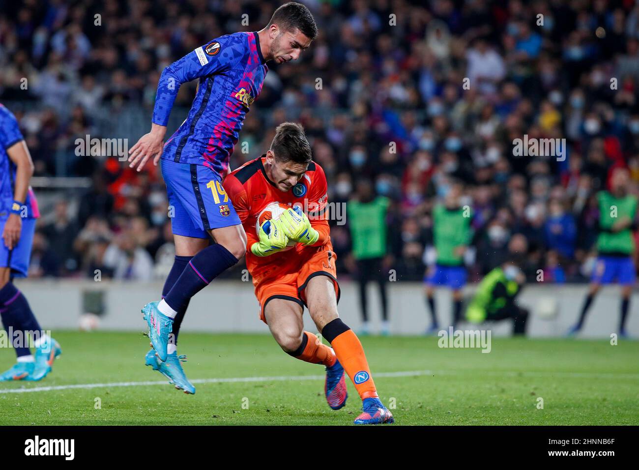 BARCELLONA, SPAGNA - 17 FEBBRAIO: Ferran Torres del FC Barcellona, portiere Alex Meret della SSC Napoli durante la partita della UEFA Europa League tra il FC Barcellona e la SSC Napoli al Camp Nou il 17 febbraio 2022 a Barcellona, Spagna (Foto di DAX Images/Orange Pictures) Foto Stock