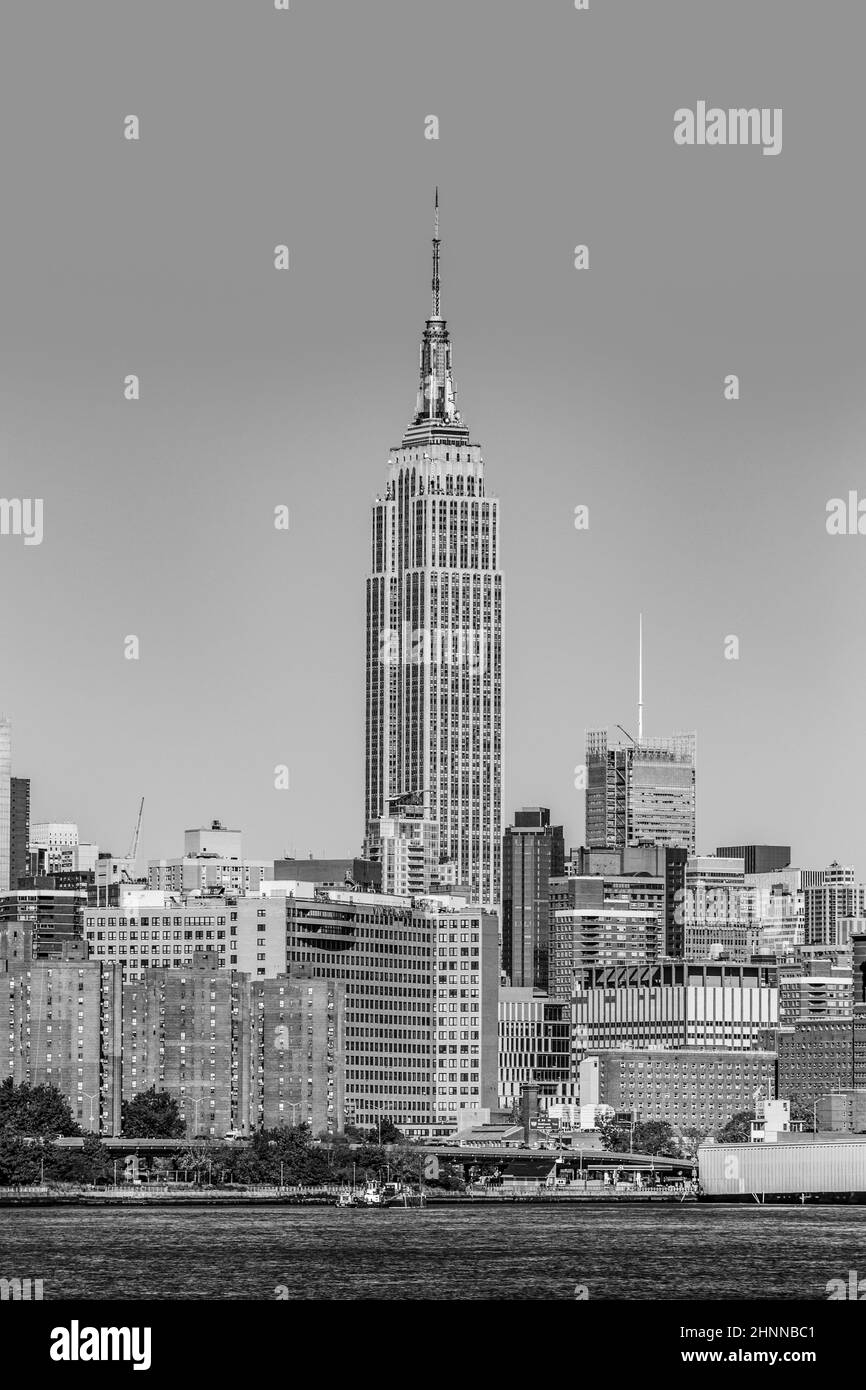 empire state Building a New York visto dal fiume Hudson Foto Stock