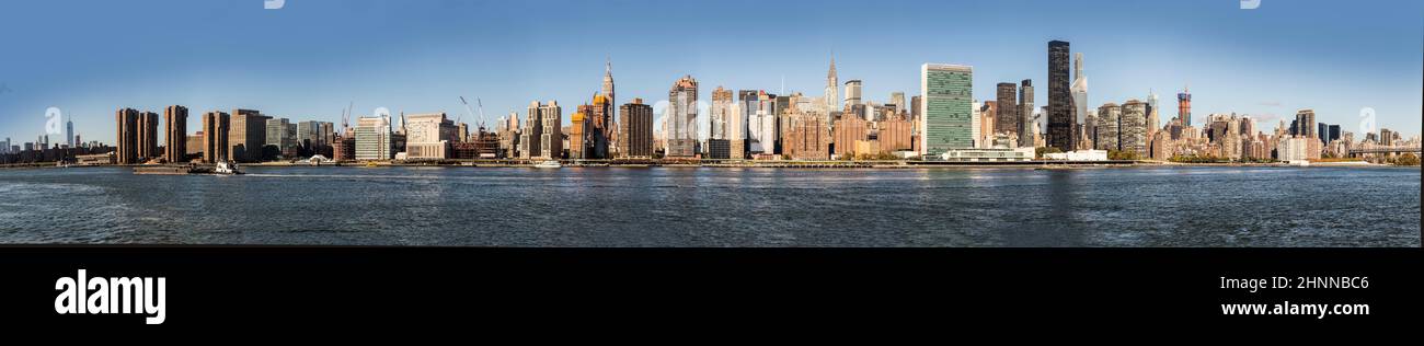 Skyline di New York visto dal fiume orientale. L'East River è uno stretto di acqua salata di New York Foto Stock