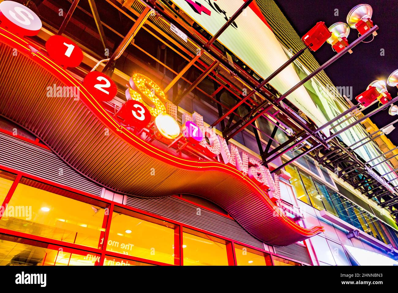 Il segnale della metropolitana a Times Square, con i teatri di Broadway e un enorme numero di segnali a LED Foto Stock