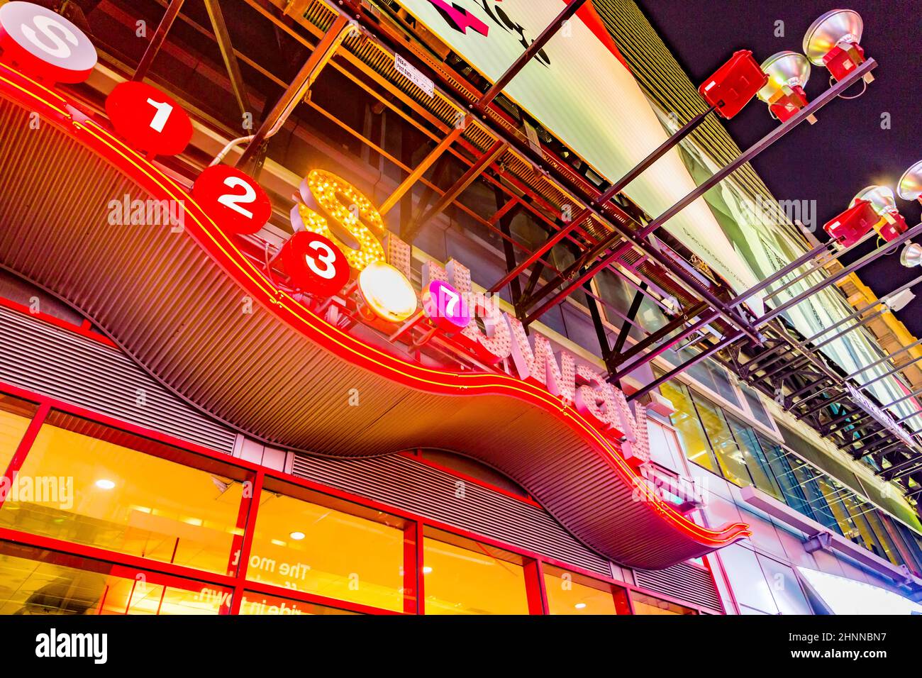Il segnale della metropolitana a Times Square, con i teatri di Broadway e un enorme numero di segnali a LED Foto Stock