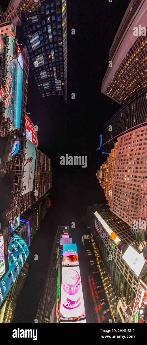 Times Square, in primo piano con i Teatri di Broadway e un enorme numero di cartelli a LED Foto Stock