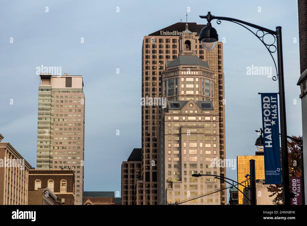 Skyline di Hartford al sole serale con grattacielo storico e moderno. Foto Stock