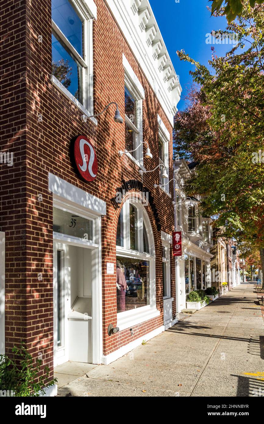 Vista sulla strada principale di East Hampton con un vecchio edificio vittoriano in legno Foto Stock