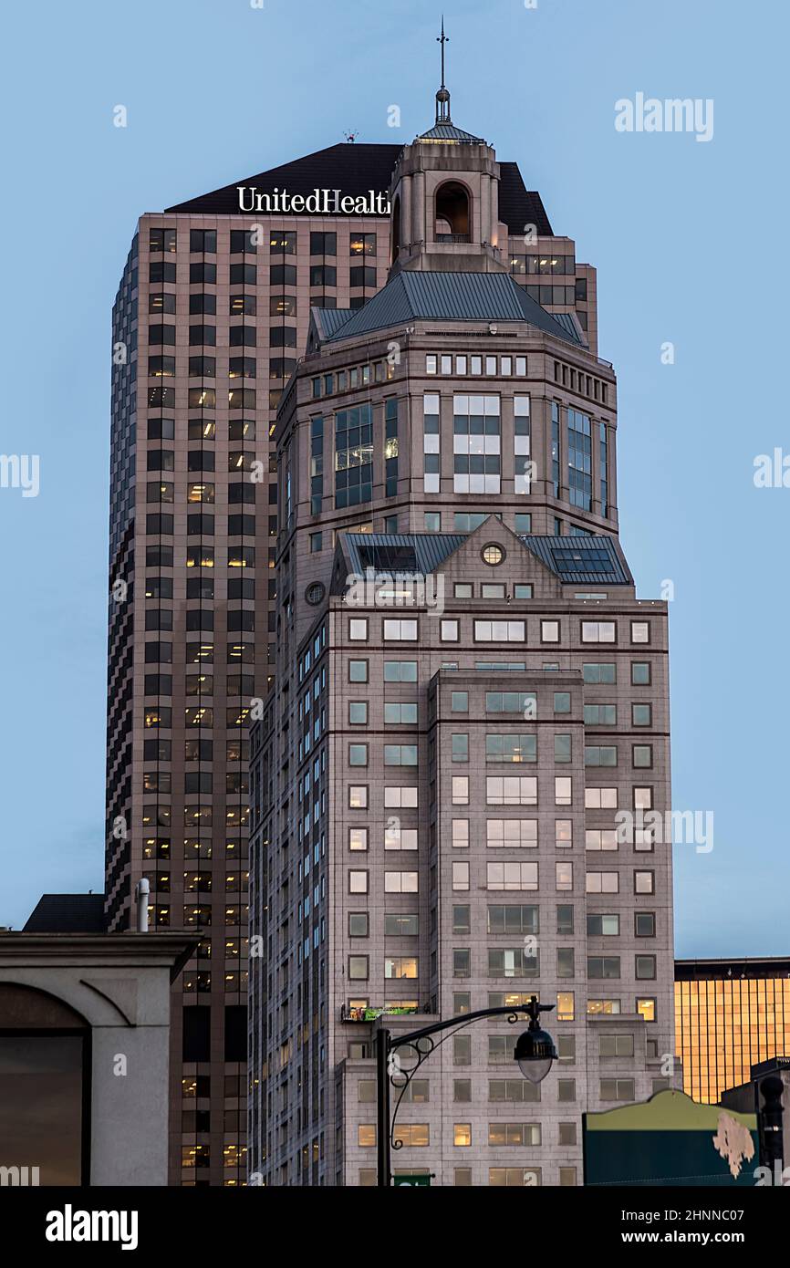 Skyline di Hartford al sole serale con grattacielo storico e moderno. Foto Stock