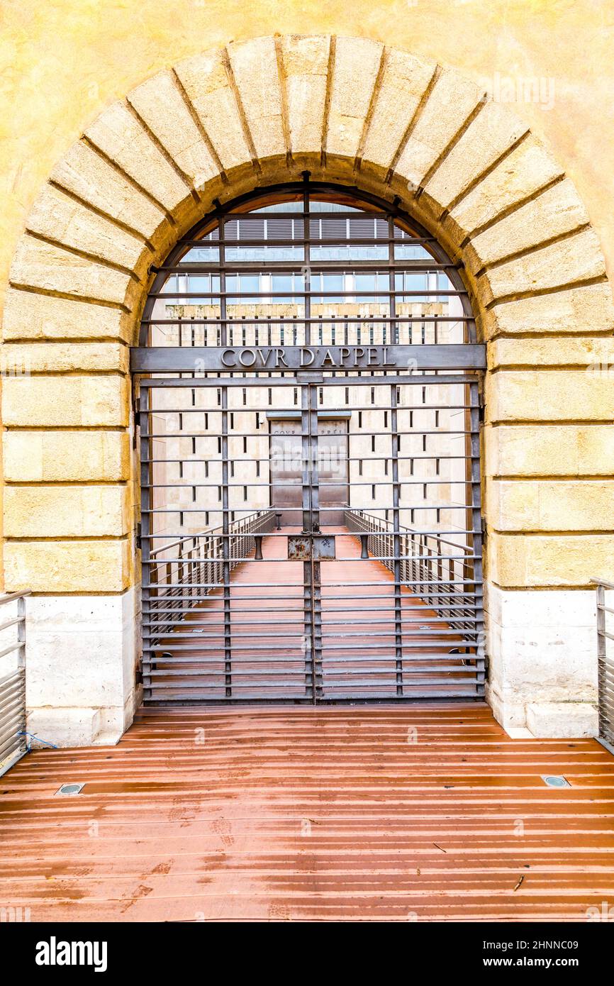 Ingresso protetto dell'edificio centrale di corte ad Aix en Provence Foto Stock