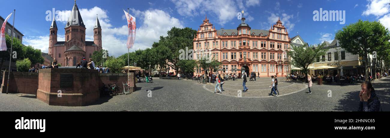 La gente visita la piazza del mercato di Magonza con la famosa cupola e il museo Gutenberg Foto Stock